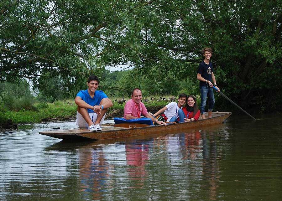 Punting in Oxford can be easy Five in a boat
